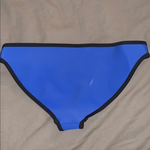 Triangl Bikini - Picture 6 of 7